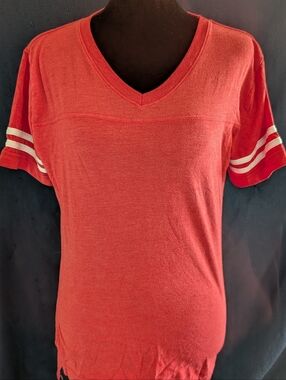 Women's V-Neck Short Sleeve Baseball Tee in Coral with Stripe Detail Sz Xs